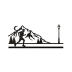 Silhouette Runner sotto la Luna in Montagna - Intagliata su Legno
