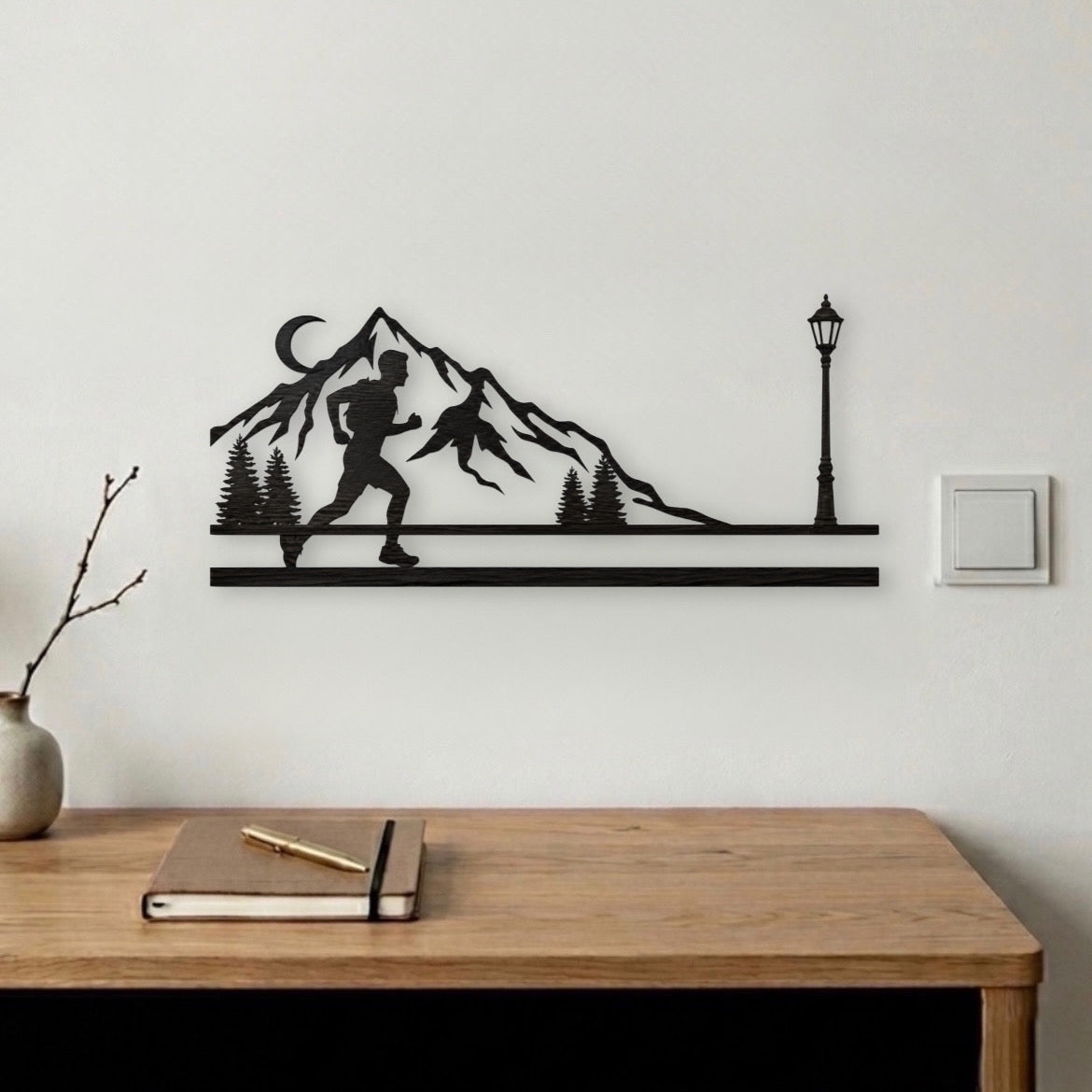 Silhouette Runner sotto la Luna in Montagna - Intagliata su Legno