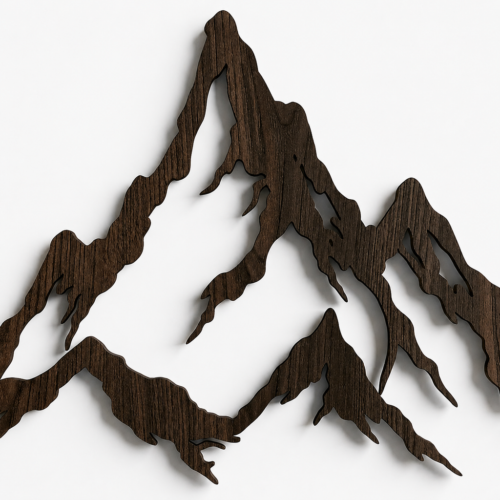Silhouette montagne intagliate su legno