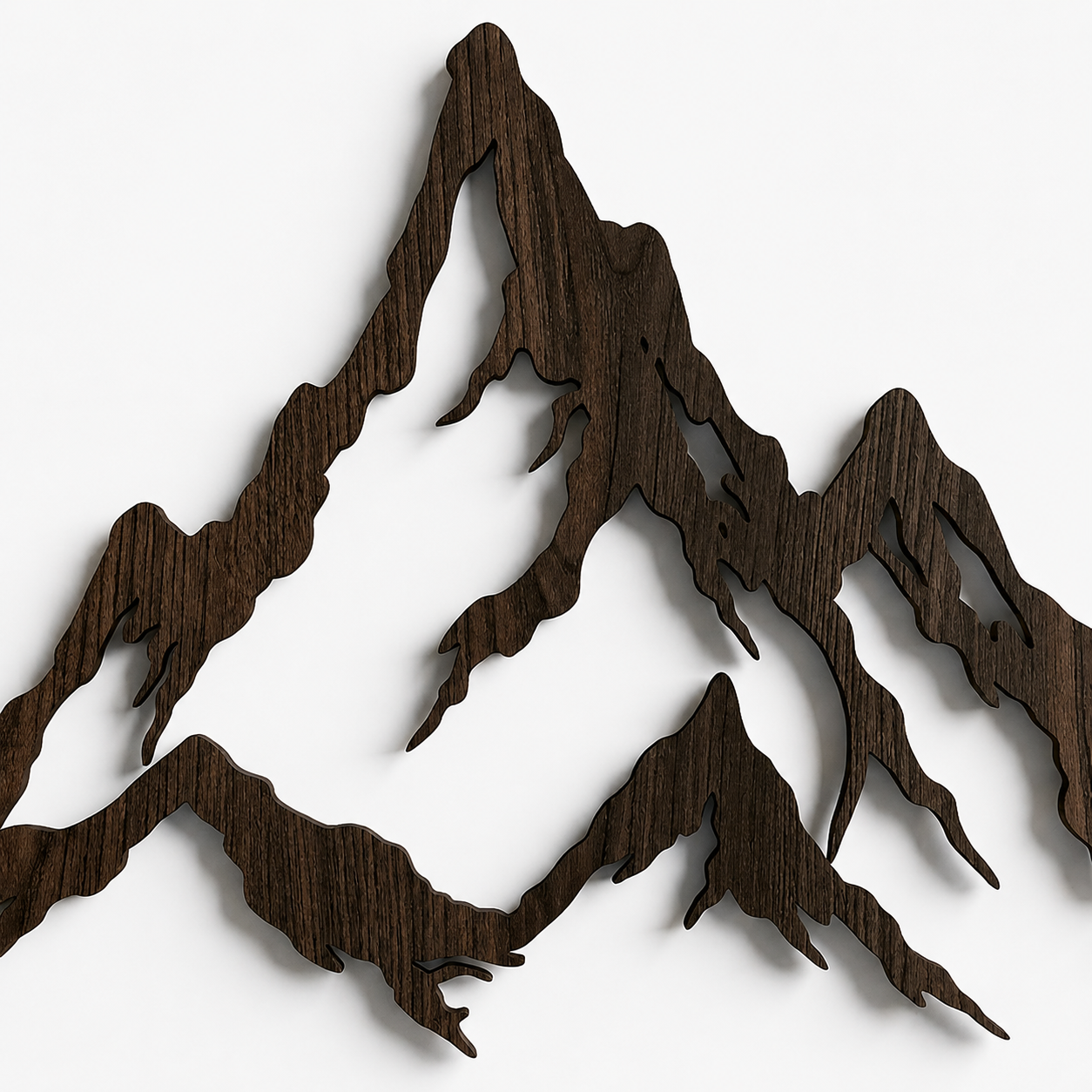 Silhouette montagne intagliate su legno