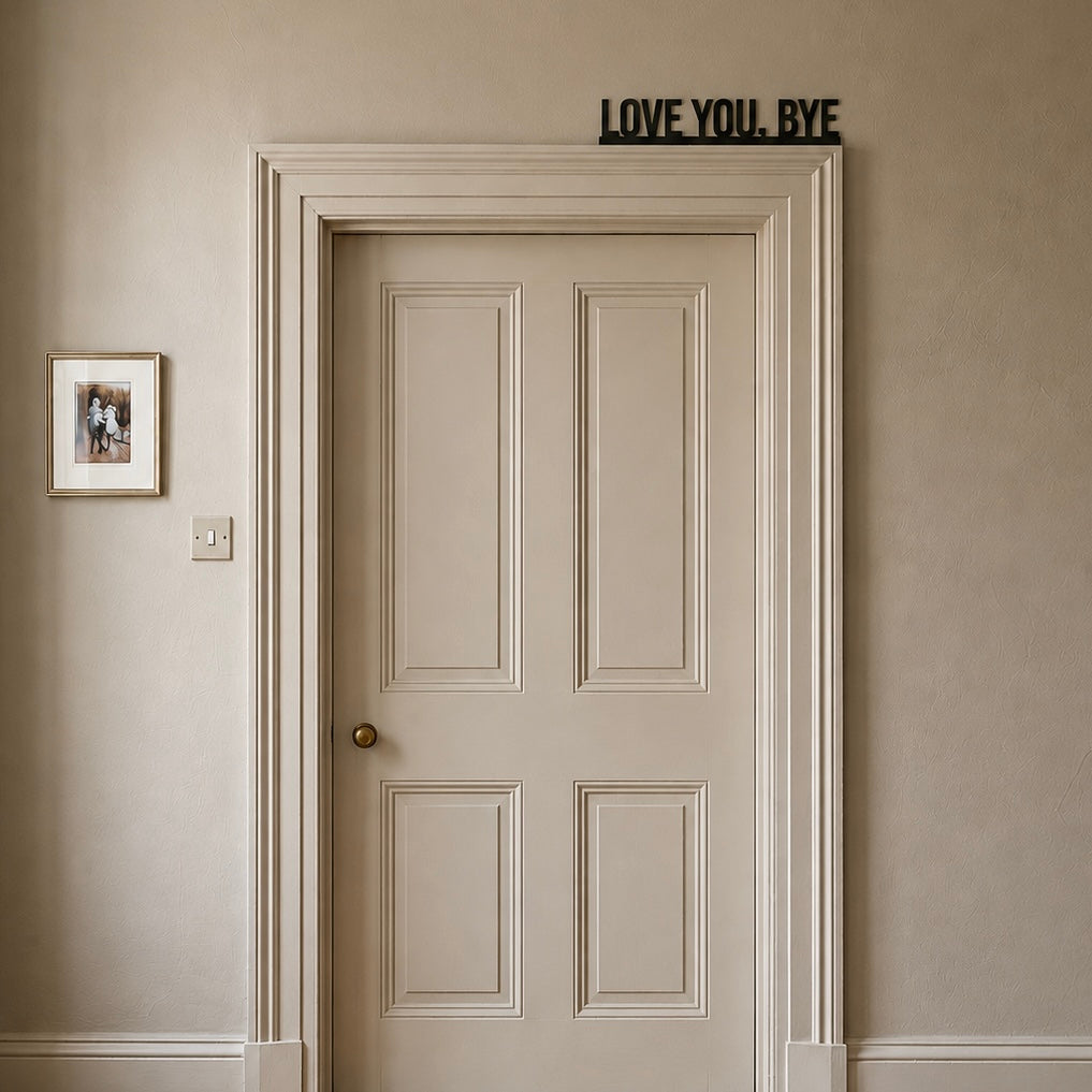 Scritta decorativa da parete in legno “LOVE YOU, BYE” – Design moderno e minimalista