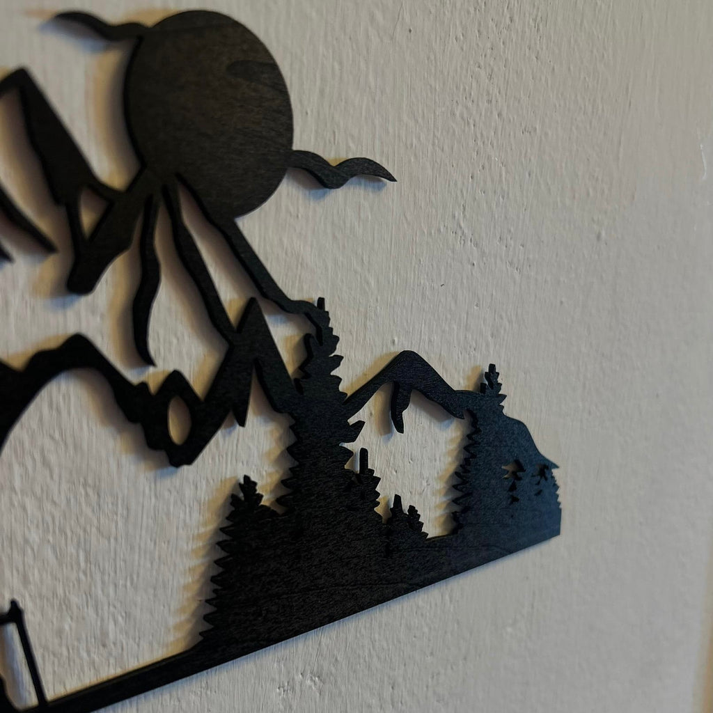 Silhouette Montagna in Legno - Escursionisti sotto la Luna