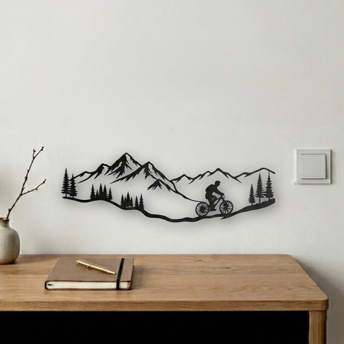 Decorazione in Legno - Uomo che Pratica Mountain Bike in Montagna