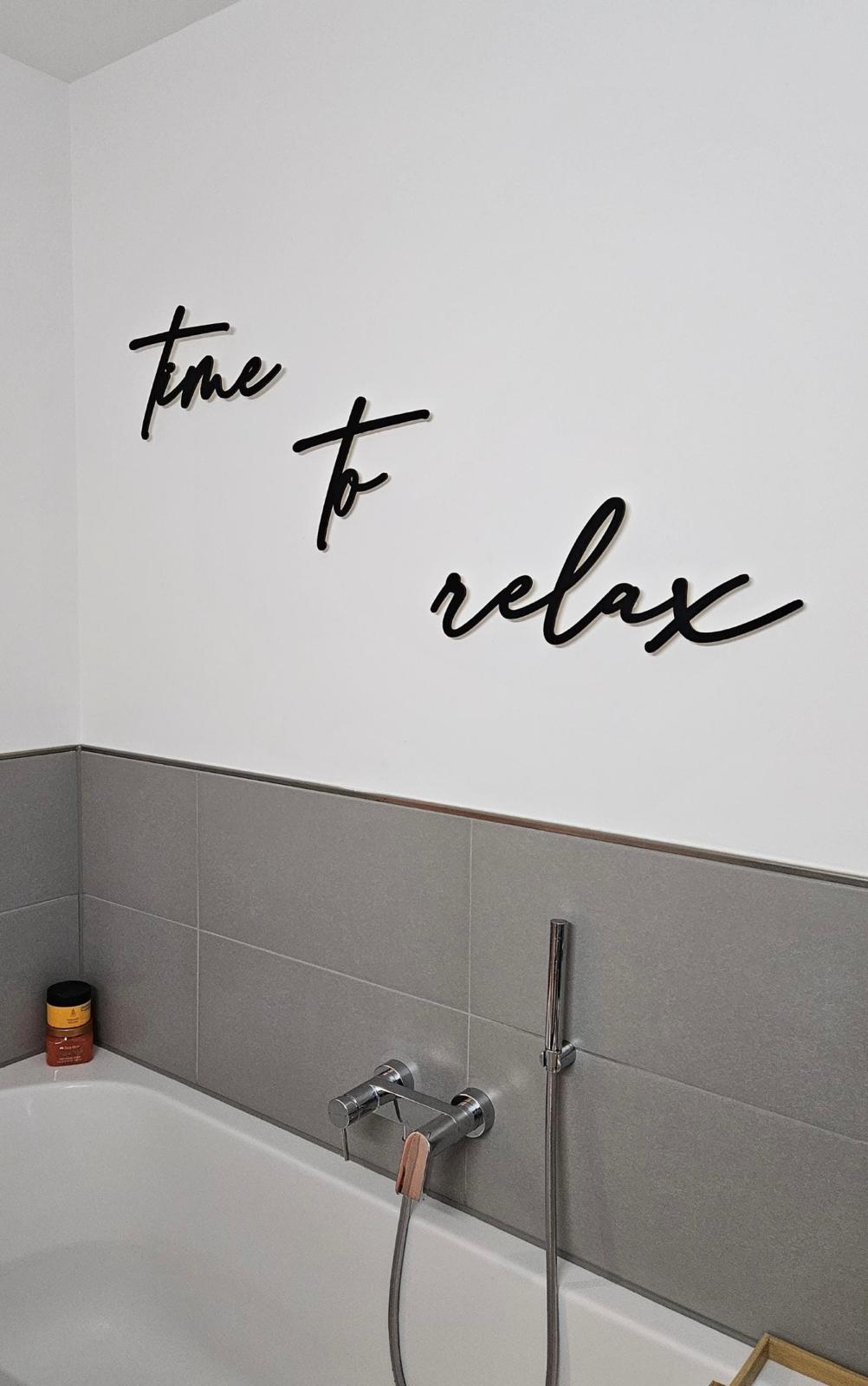 Scritta da parete ''Time To Relax'' in legno