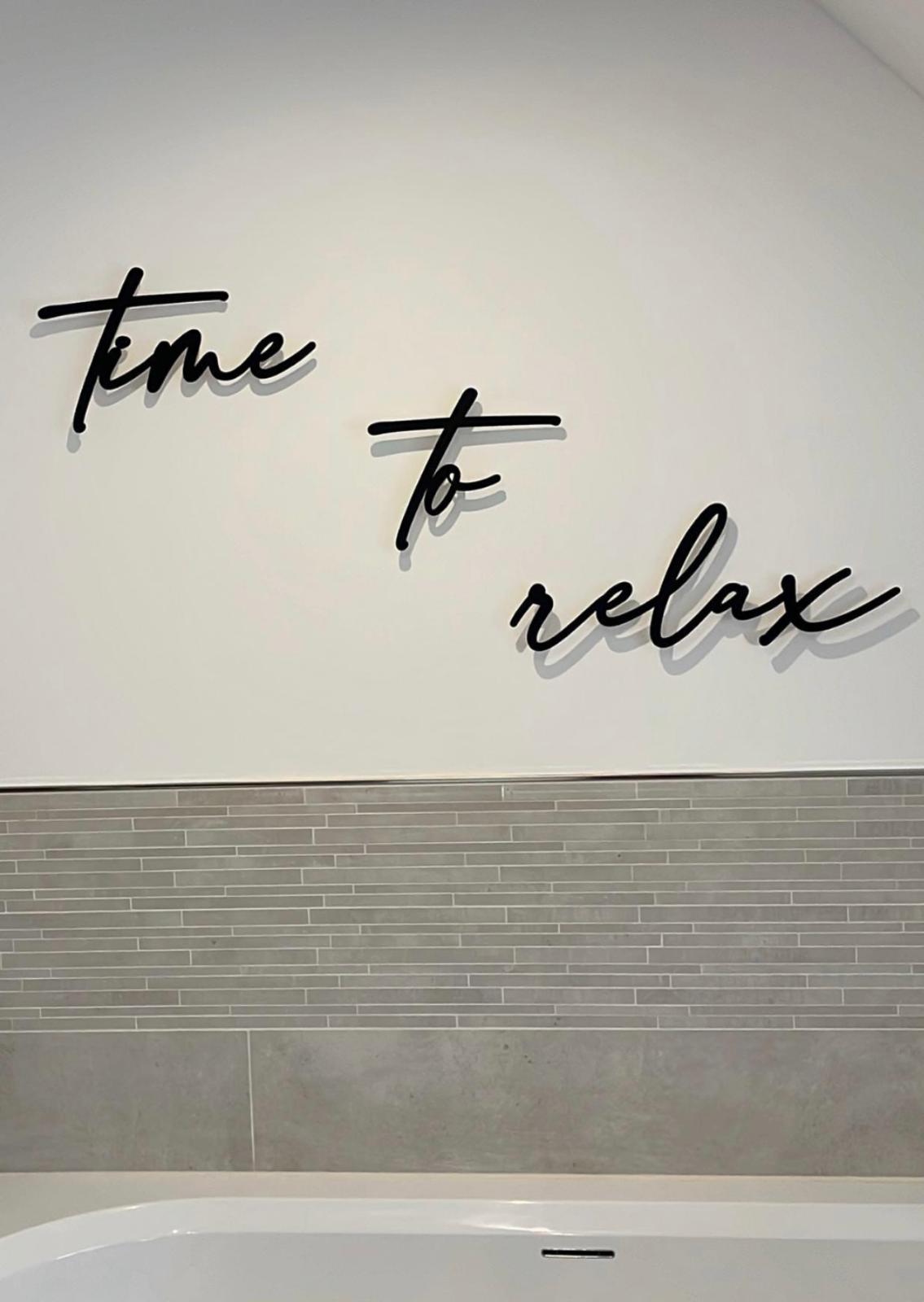 Scritta da parete ''Time To Relax'' in legno