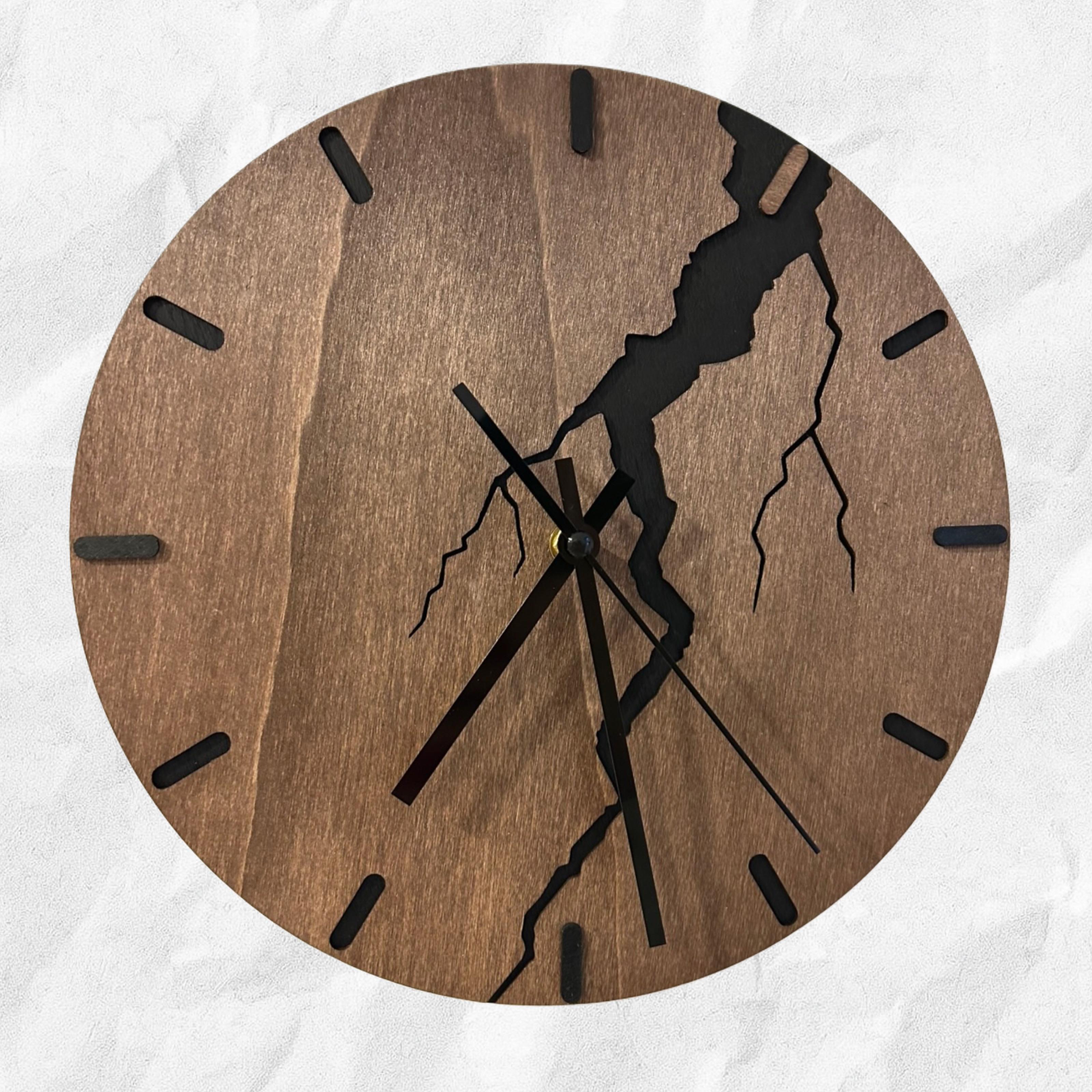 Orologio da Parete "Strike" – Design Moderno a Fulmine - in Legno di Faggio