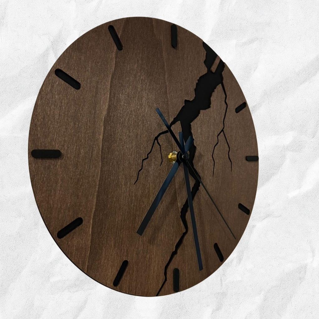 Orologio da Parete "Strike" – Design Moderno a Fulmine - in Legno di Faggio