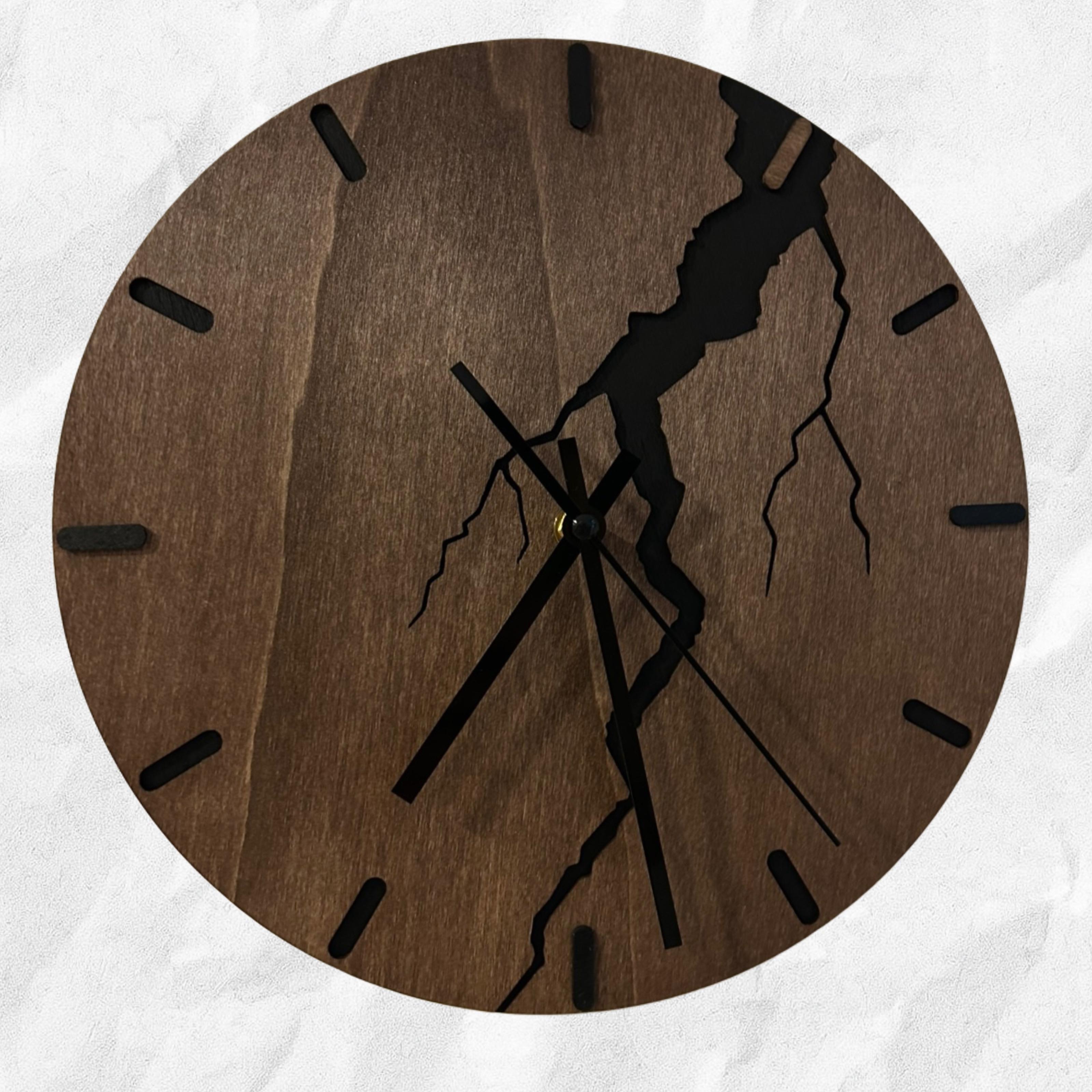 Orologio da Parete "Strike" – Design Moderno a Fulmine - in Legno di Faggio