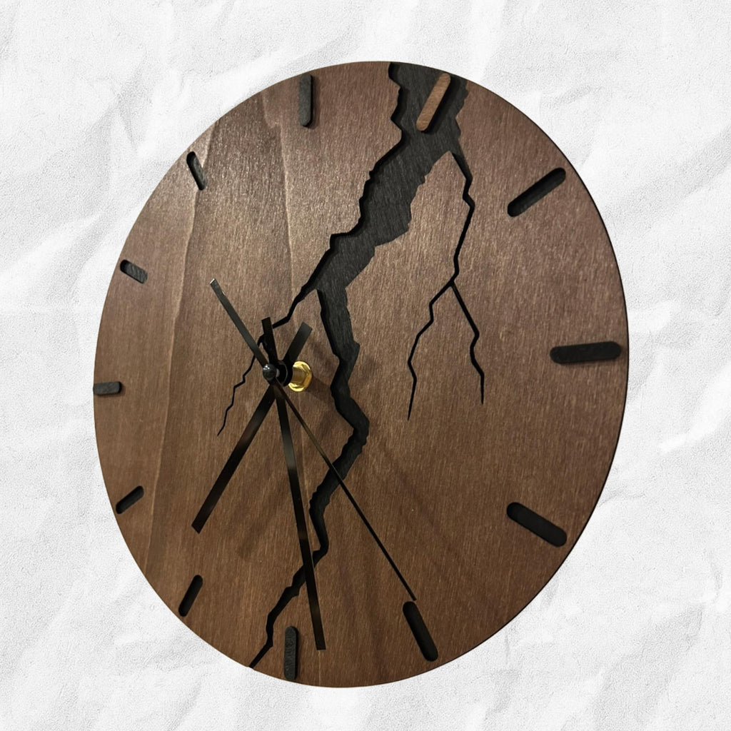 Orologio da Parete "Strike" – Design Moderno a Fulmine - in Legno di Faggio