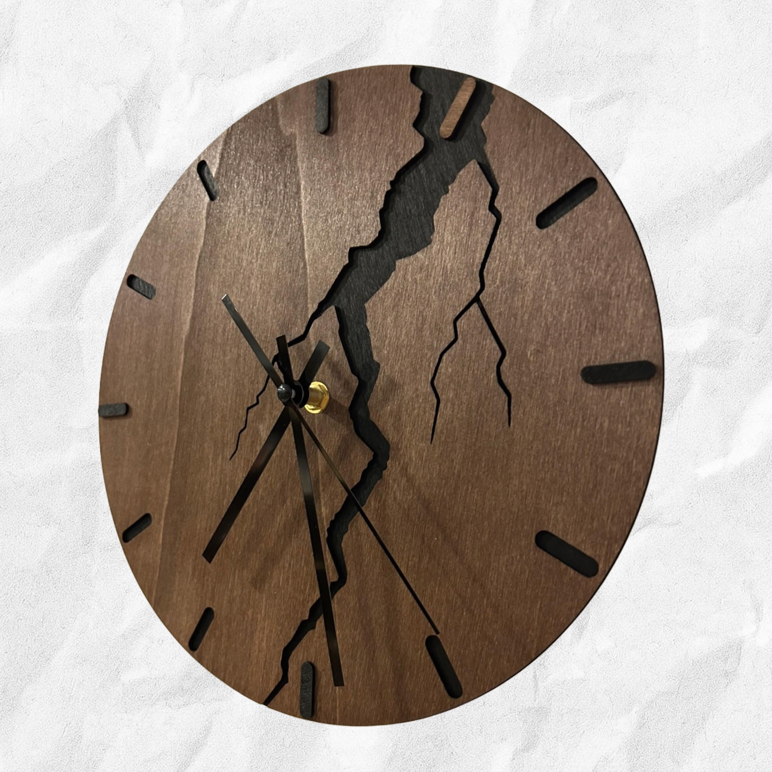 Orologio da Parete "Strike" – Design Moderno a Fulmine - in Legno di Faggio