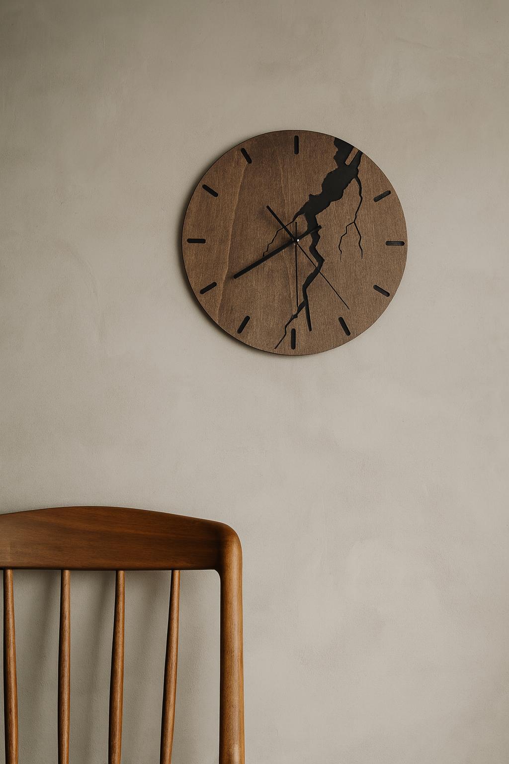 Orologio da Parete "Strike" – Design Moderno a Fulmine - in Legno di Faggio
