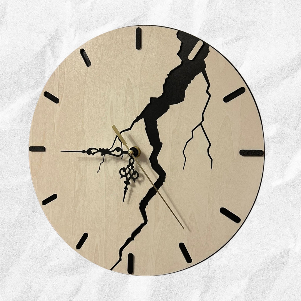 Orologio da Parete "Strike" – Design Moderno a Fulmine - in Legno di Faggio