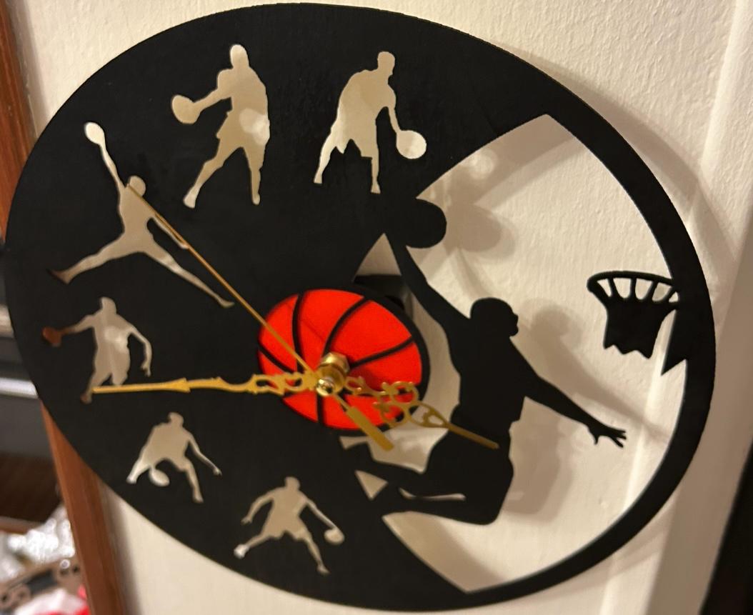 Orologio da Parete "Slam Dunk" in Legno – Tema Basket, Silenzioso, 30 cm