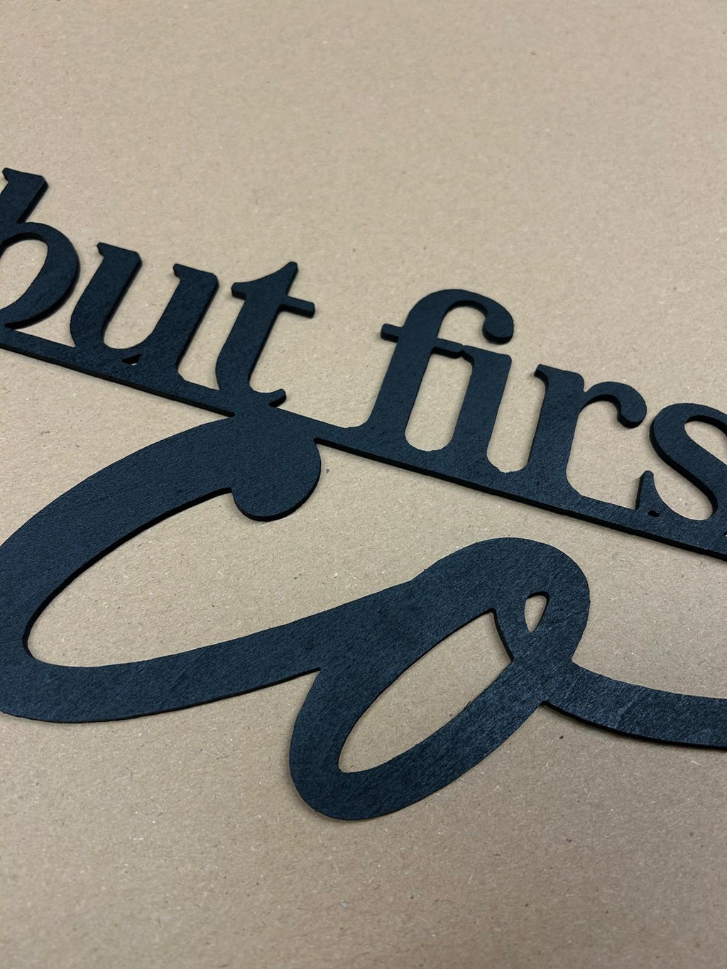 Scritta in Legno "But First Coffee" – Decorazione Parete Moderna