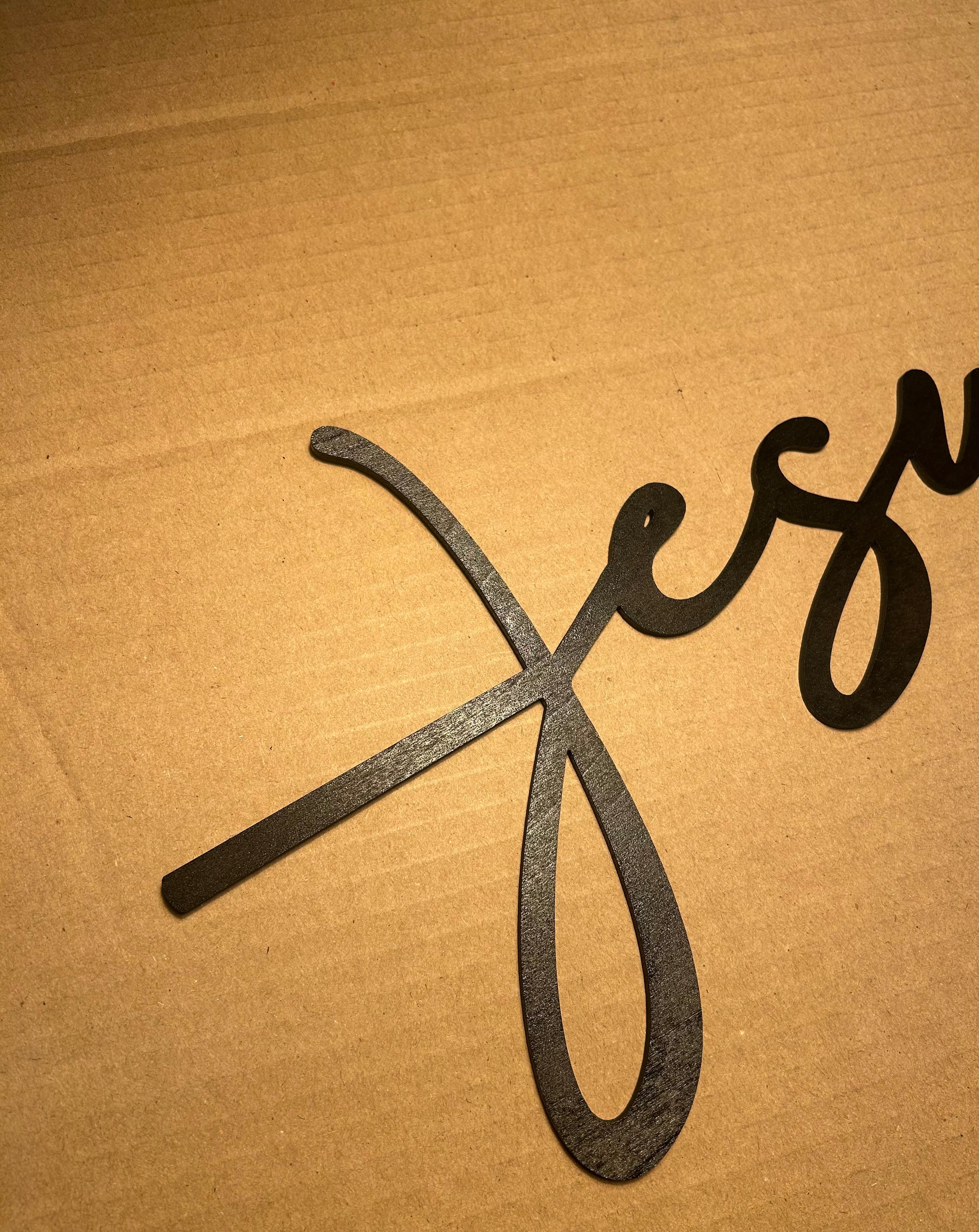 Scritta Murale "Jesus" in Legno Intagliato – Design Minimalista