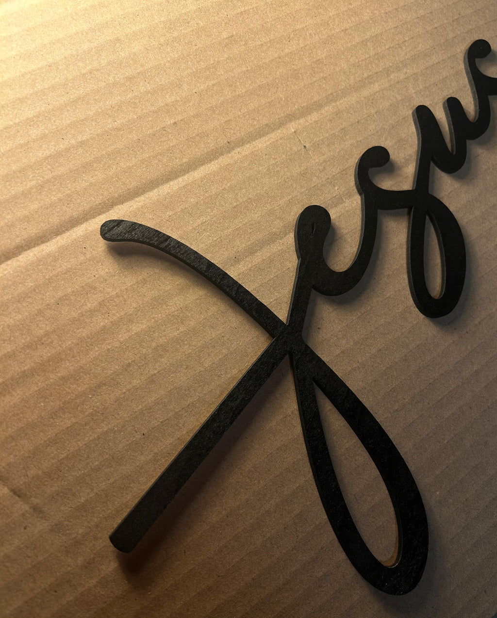 Scritta Murale "Jesus" in Legno Intagliato – Design Minimalista