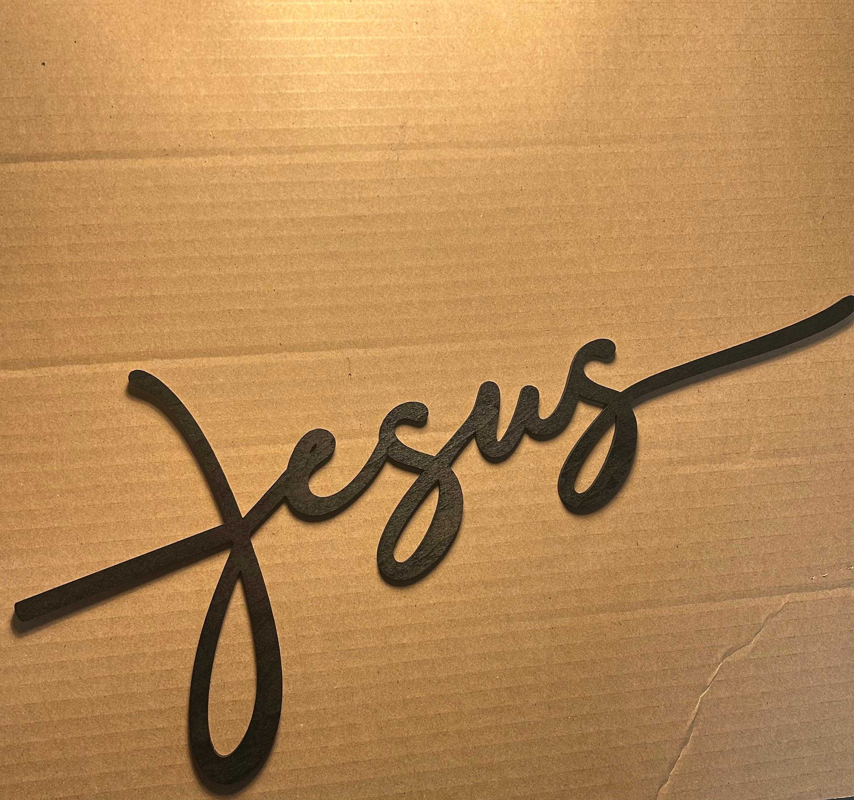 Scritta Murale "Jesus" in Legno Intagliato – Design Minimalista