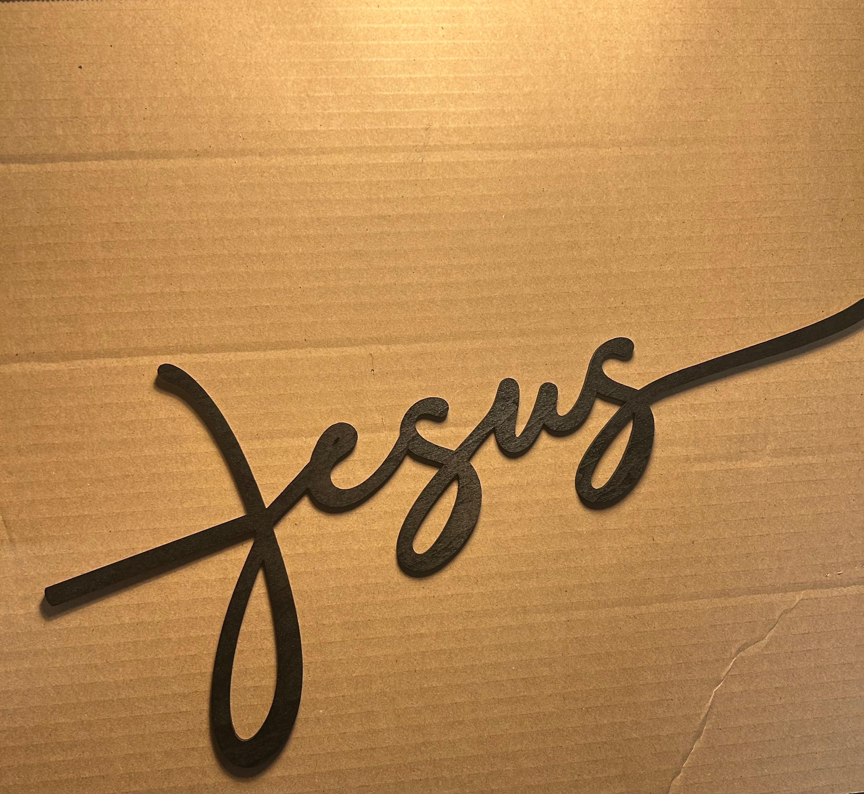 Scritta Murale "Jesus" in Legno Intagliato – Design Minimalista