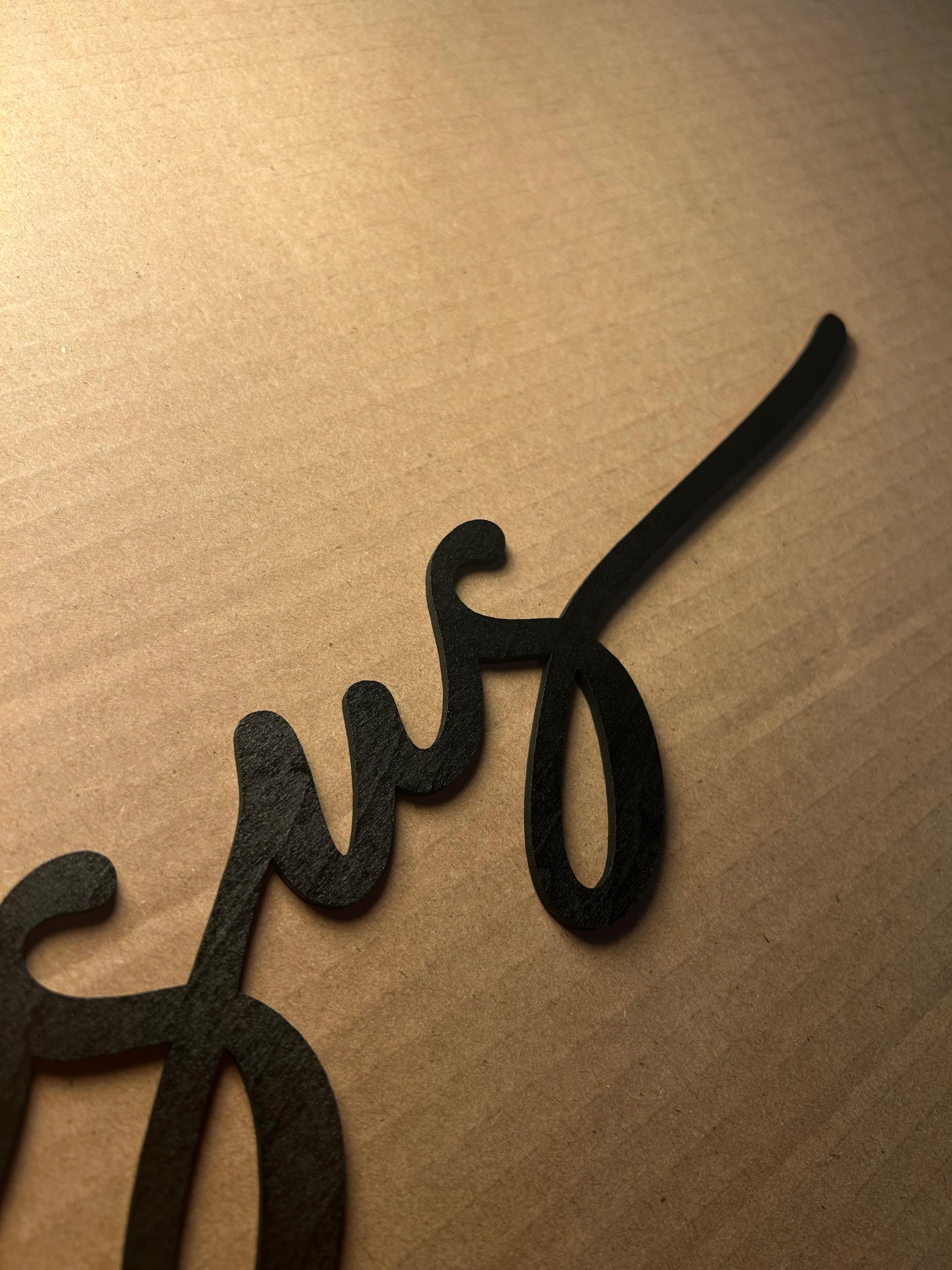 Scritta Murale "Jesus" in Legno Intagliato – Design Minimalista