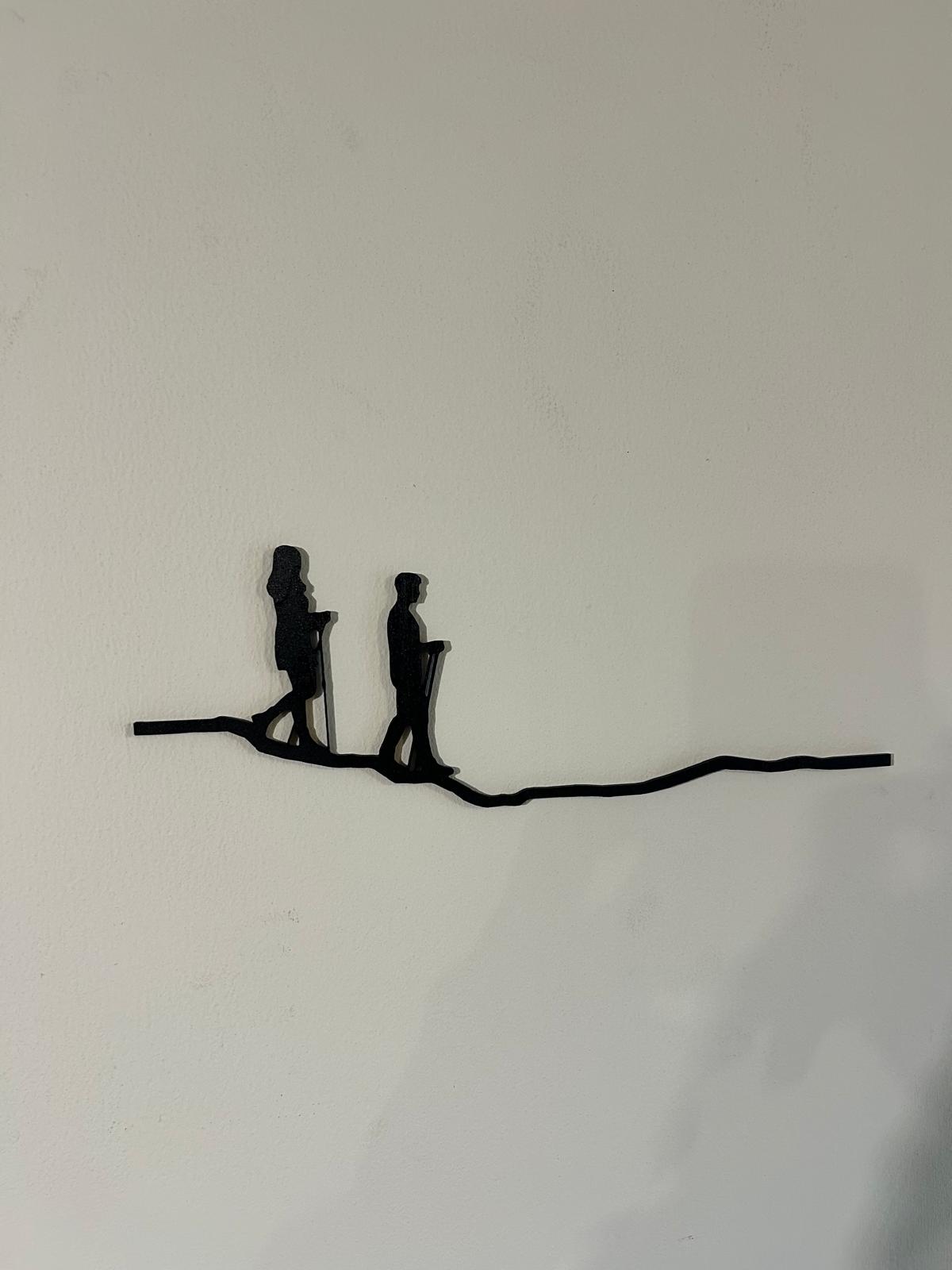 Decorazione Murale "Trekking &amp; Sentieri" in Legno – Silhouette Escursionisti