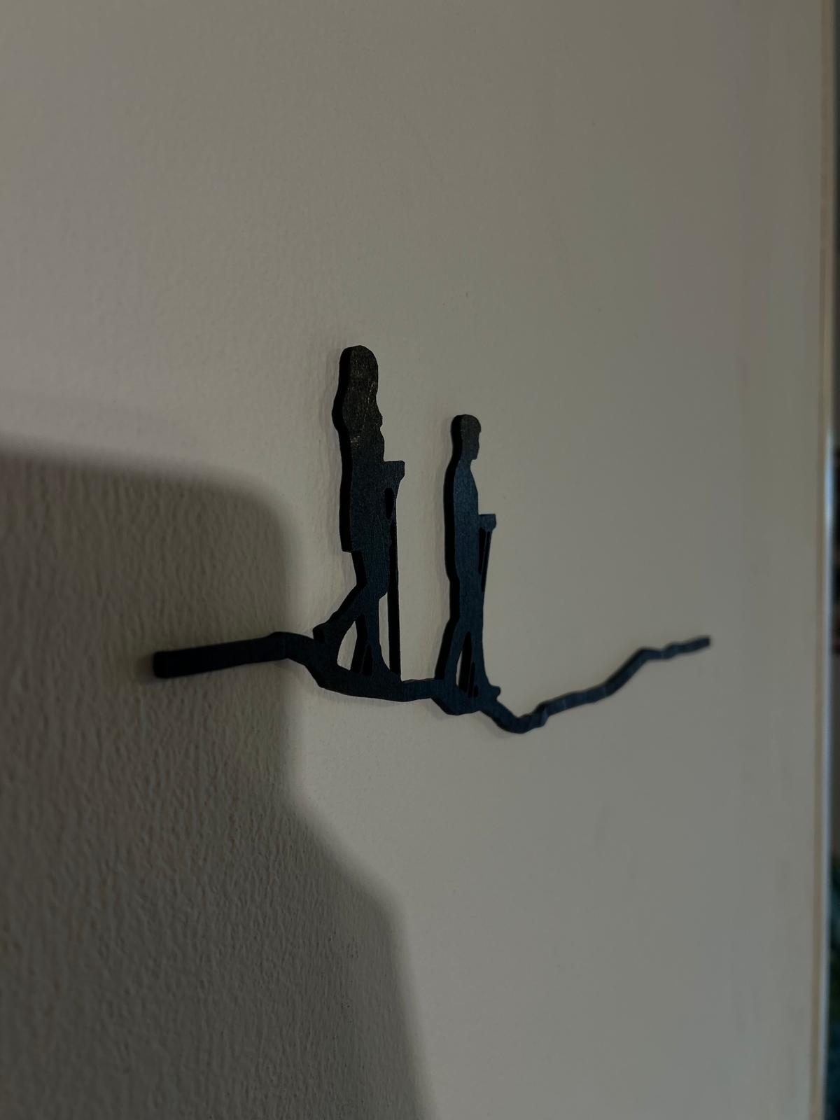 Decorazione Murale "Trekking &amp; Sentieri" in Legno – Silhouette Escursionisti