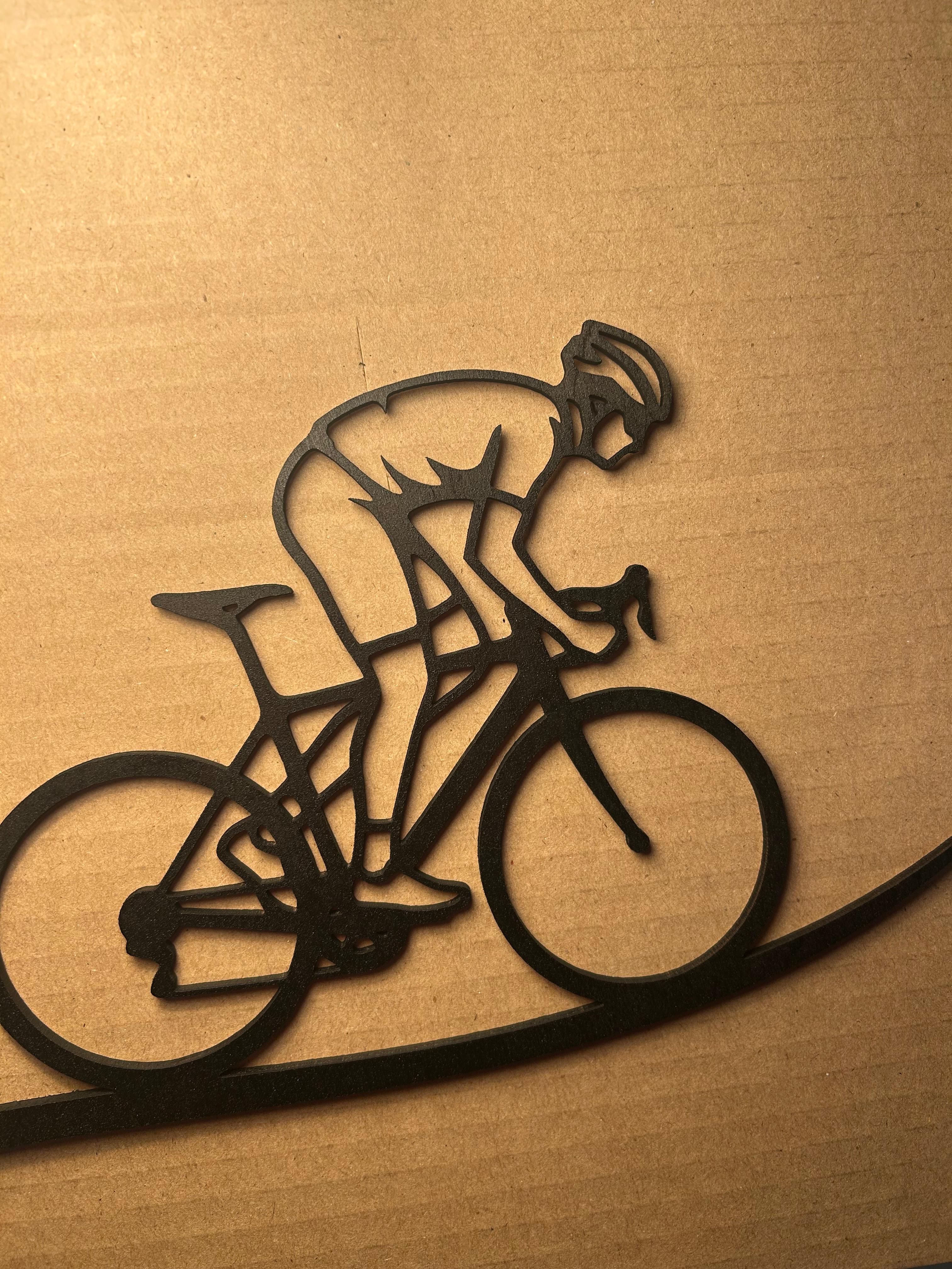 Decorazione Murale "The Cyclist" in Legno – Silhouette Ciclismo su Strada